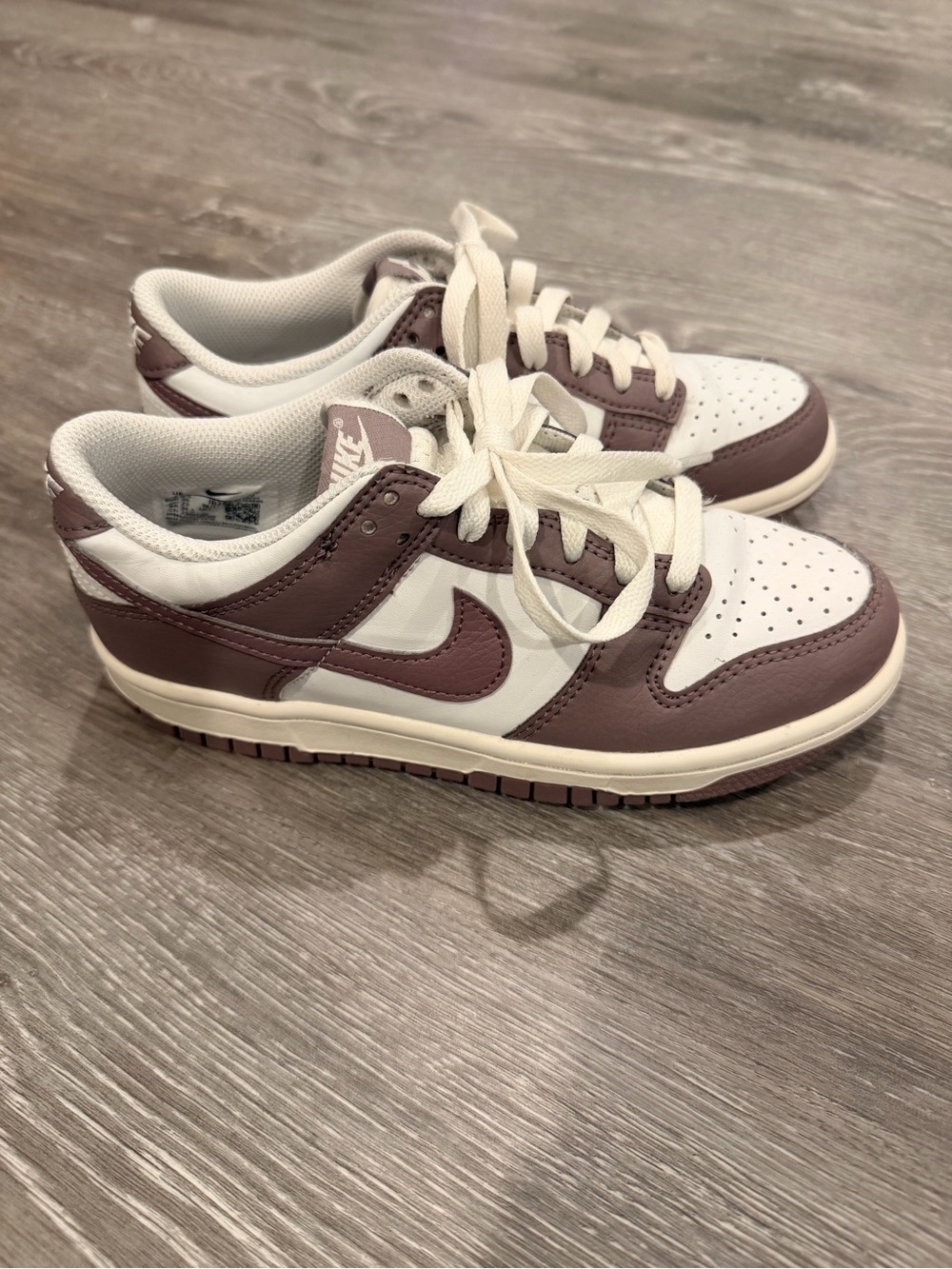 Nike Kids Low-Top Sneakers in White & Mauve